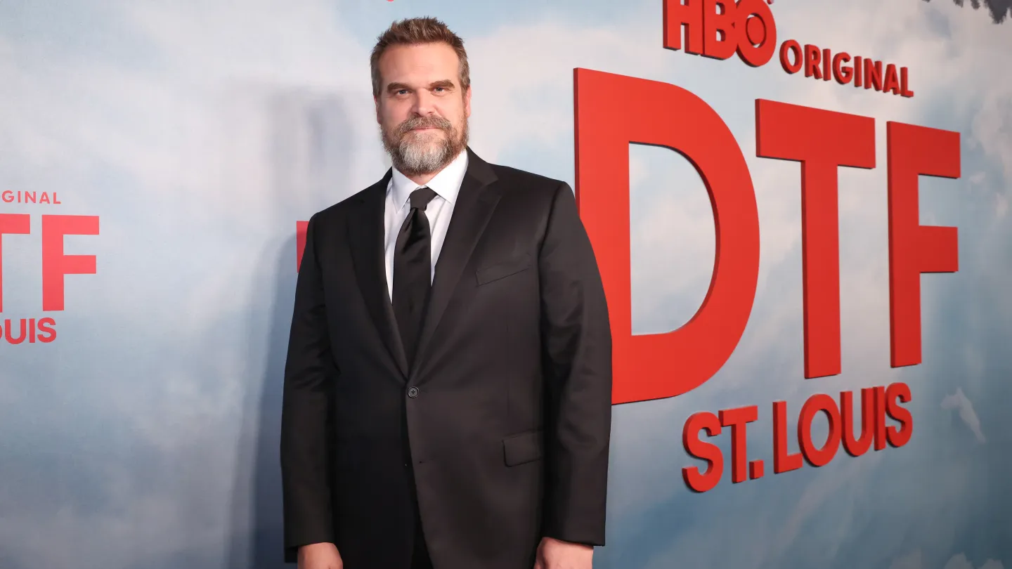 David Harbour on New Dark Comedy About Swingers and ‘Weird People’