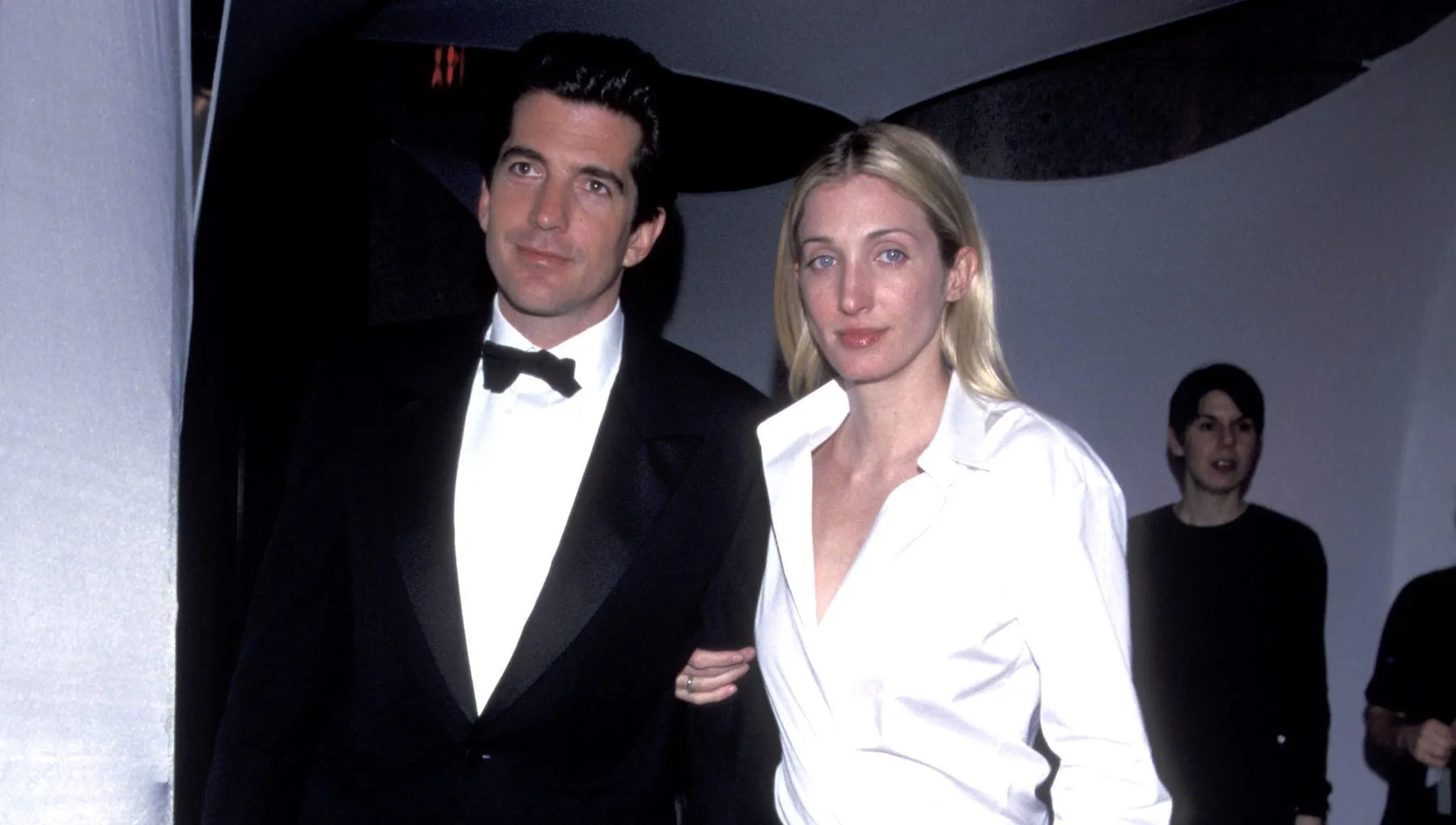 How Old Was Carolyn Bessette When She Met JFK Jr.? Their Relationship – Hollywood Life