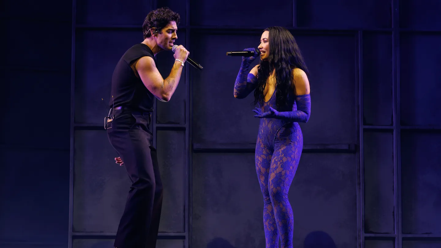 Demi Lovato Duets With Joe Jonas, Connects With Selena Gomez On Tour