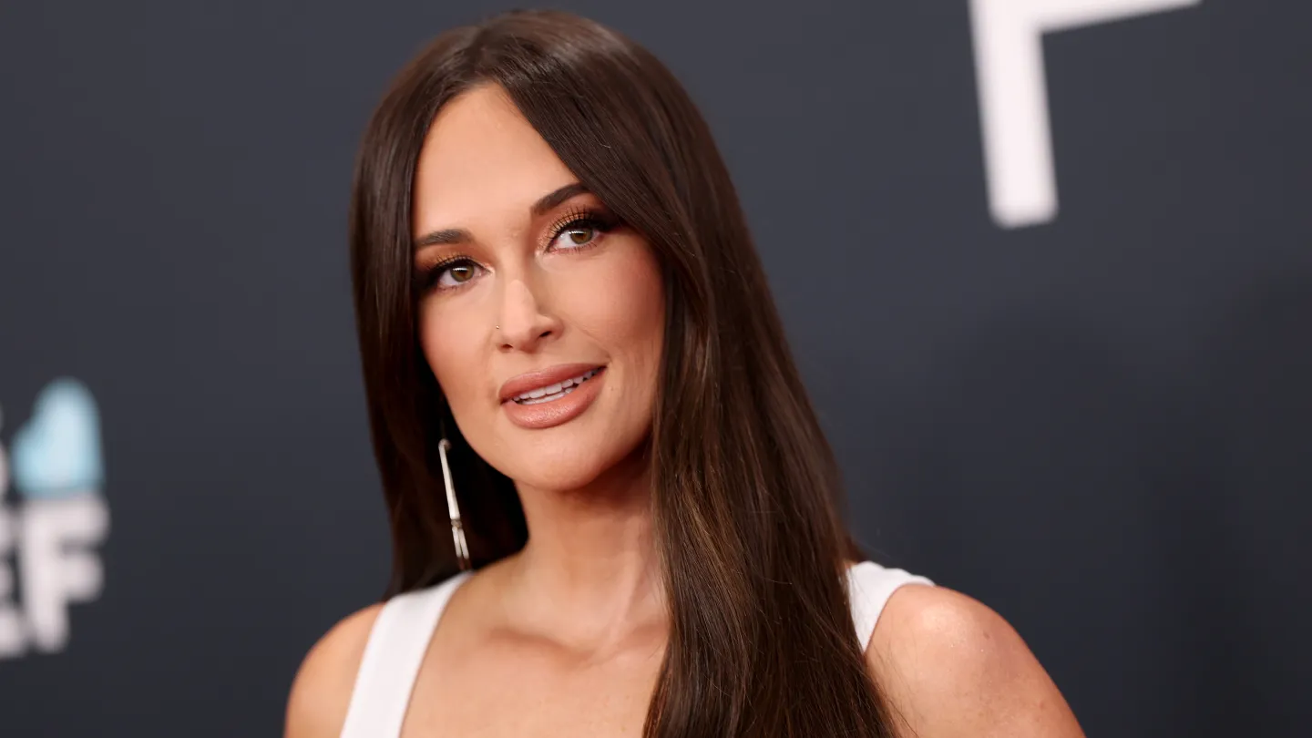Kacey Musgraves Shares UFO Experience and Video of Three Flying Orbs