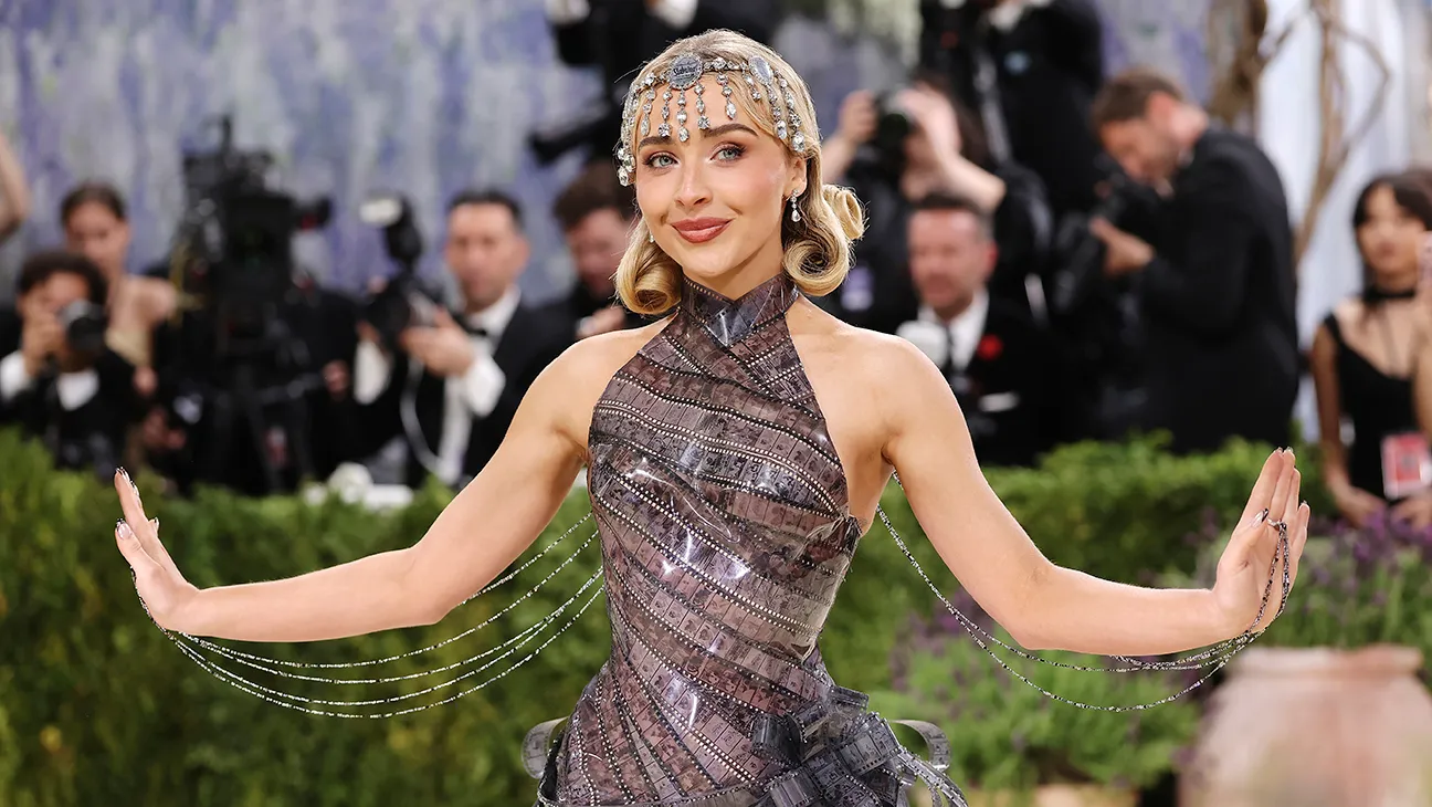 Sabrina Carpenter in Audrey Hepburn Film Strip Look